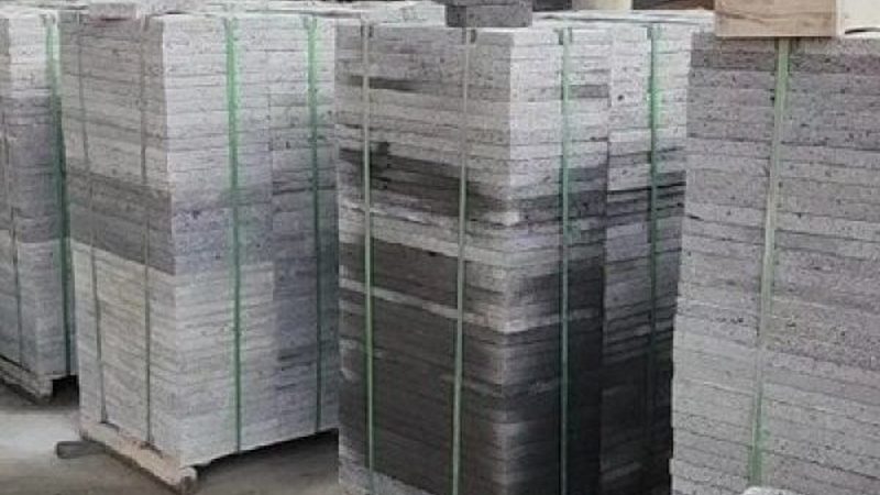 大理石洗衣柜台面以其天然的纹理和优雅的外观受到许多消费者的喜爱。它具有以下特点：